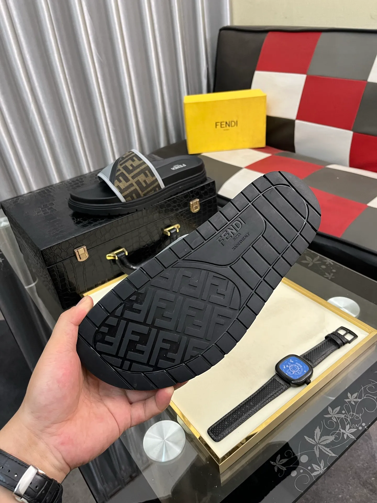 Men's men's shoes💰320⌚️⌚️FENDI Fendi slippers and sandals are shipped💄How can this summer be without the blessing of little monsters💄Original imported special hardware decorative pattern➕Original private model outsole! Details determine success or failure, good quality is not afraid of magnifying details! It feels super comfortable on your feet! This summer you need a pair of trendy, cool and comfortable sandals👣 Standard size: 38-443️⃣Colors available